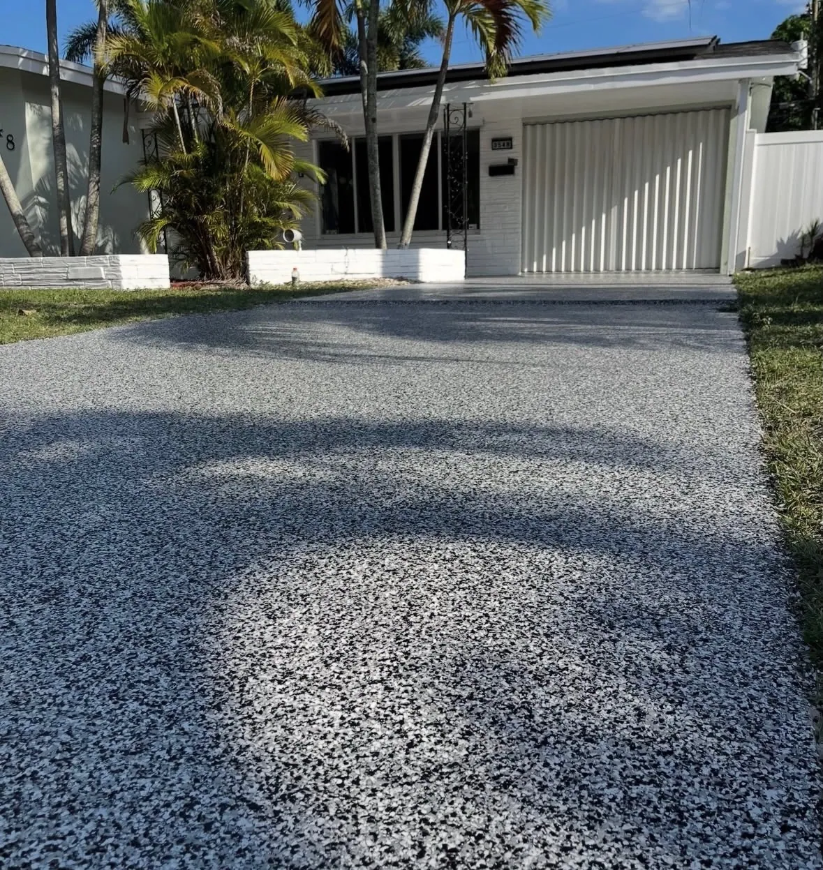 Driveway in a black and white flake blend under full sun